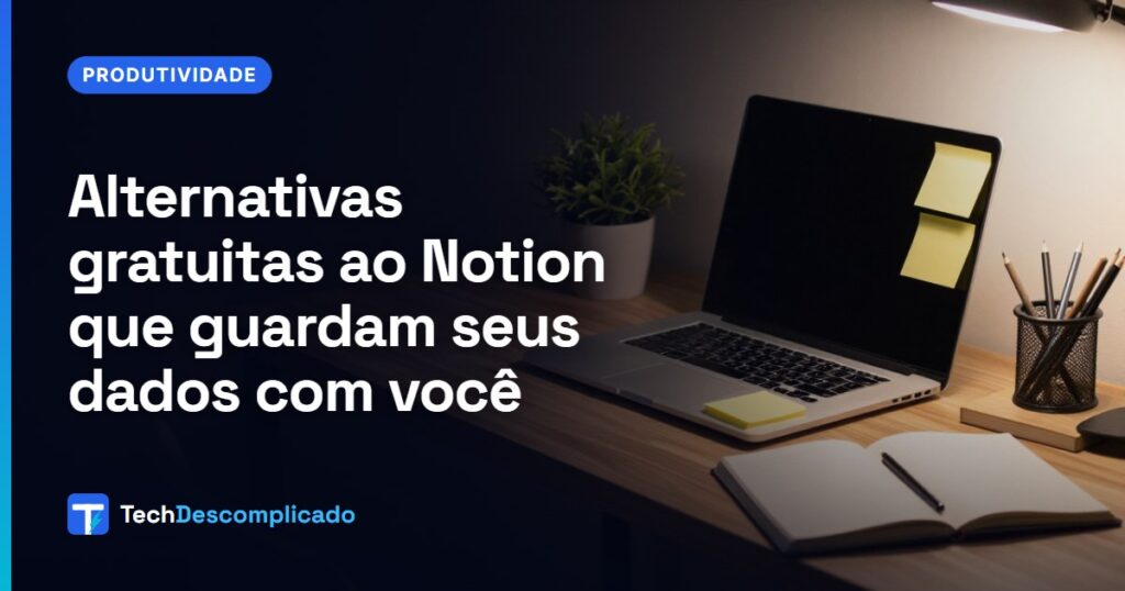 Escritório em casa com notebook, notas adesivas e caderno aberto