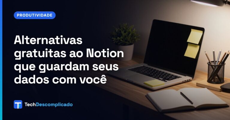 Escritório em casa com notebook, notas adesivas e caderno aberto
