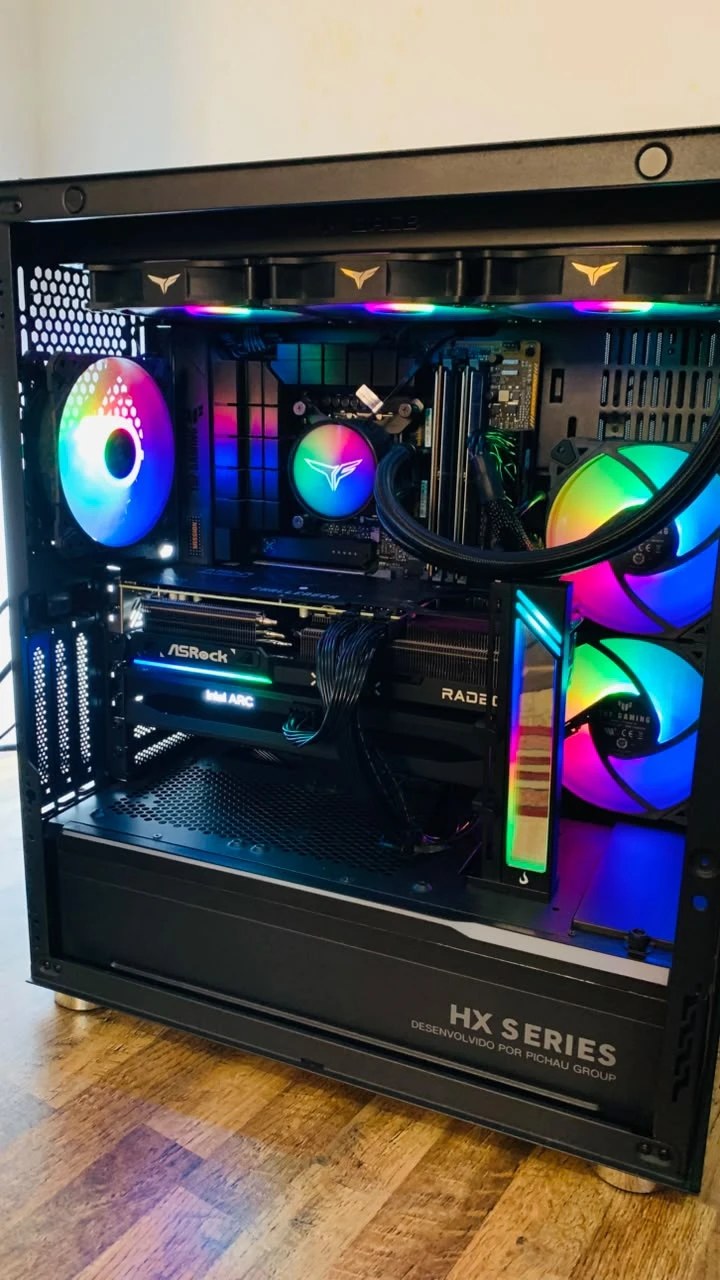 PC da bancada do Laboratório de IA aberto, com a Intel Arc B580 e a AMD Radeon RX 9070 XT instaladas lado a lado
