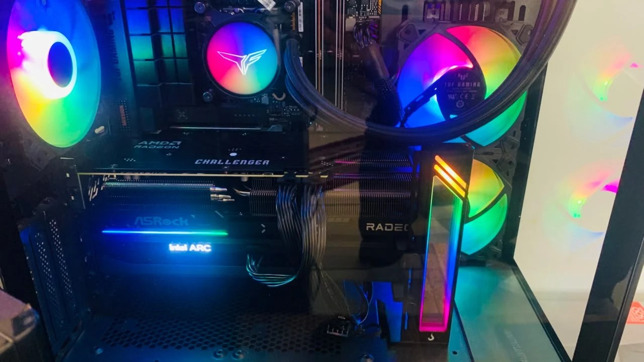 Detalhe das duas placas de vídeo da bancada: a Intel Arc B580 com a faixa de LED e, acima, a AMD Radeon RX 9070 XT
