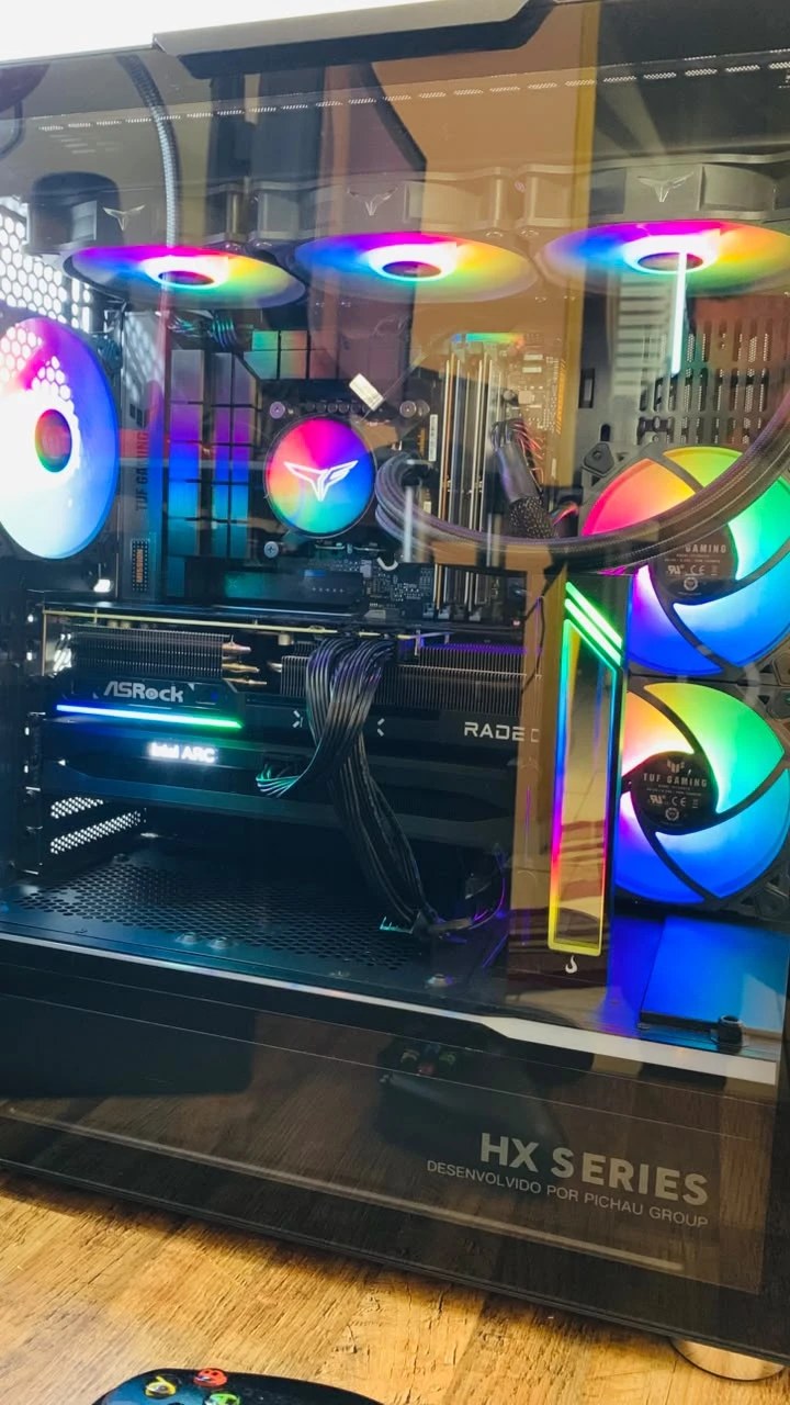 Gabinete fechado com vidro, mostrando as duas placas de vídeo e as ventoinhas RGB através do painel