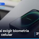 Celular sobre uma mesa clara com um anel verde de reconhecimento facial na tela e um chip ao lado (imagem ilustrativa gerada por IA)
