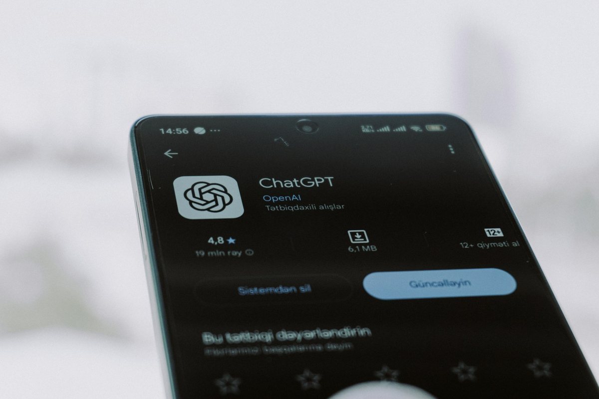 Celular mostrando a página do aplicativo ChatGPT, da OpenAI, na loja de apps