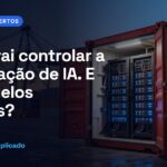 Contêiner de carga aberto num porto ao entardecer com um rack de servidores aceso dentro (imagem ilustrativa gerada por IA)