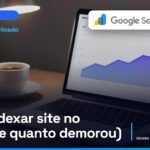 Notebook numa mesa de home office à noite mostrando um painel com gráficos de linha subindo (imagem ilustrativa gerada por IA)