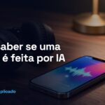 Fone de ouvido e celular tocando música numa mesa de madeira à noite (imagem ilustrativa gerada por IA)