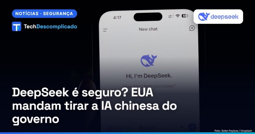 Mão segurando um celular com o aplicativo do DeepSeek aberto na tela inicial do chat (foto: Solen Feyissa / Unsplash)
