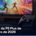 Controle de videogame preto no braço de um sofá com a TV acesa ao fundo numa sala à noite (imagem ilustrativa gerada por IA)