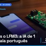 Celular ao lado de uma pequena placa de computador sobre uma mesa de madeira, capa do teste do LFM3 com 284 tokens por segundo (imagem ilustrativa gerada por IA)