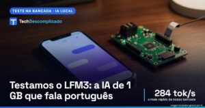 Celular ao lado de uma pequena placa de computador sobre uma mesa de madeira, capa do teste do LFM3 com 284 tokens por segundo (imagem ilustrativa gerada por IA)