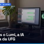Mesa de escritório em casa com monitor mostrando uma conversa com IA, teclado, mouse e um PC de gabinete de vidro ao fundo, com a cidade na janela (imagem ilustrativa gerada por IA)