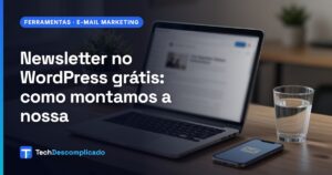 Notebook aberto com uma newsletter na tela e um celular com notificação de e-mail sobre a mesa