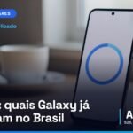 Celular Android num suporte sobre uma mesa de madeira clara, com um anel de progresso azul de atualização na tela (imagem ilustrativa gerada por IA)