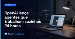 Escritório à noite com cadeira vazia e notebook aberto trabalhando sozinho