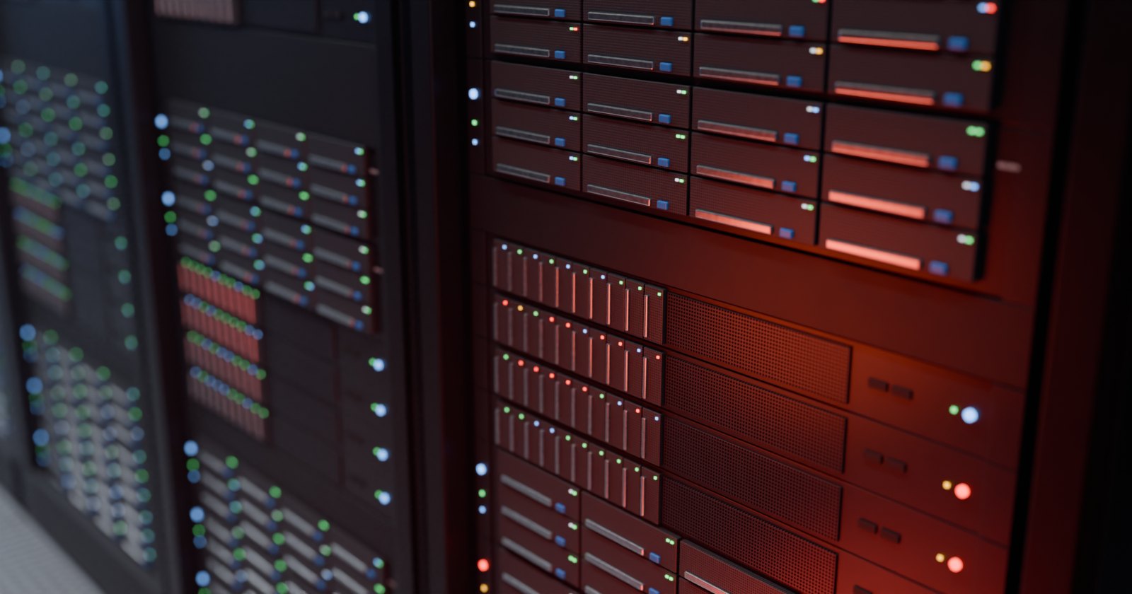 Servidores num rack de data center com luzes de alerta vermelhas acesas