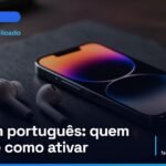 iPhone sobre uma mesa escura ao lado de fones sem fio, com a tela acesa em tons de laranja e roxo (imagem ilustrativa gerada por IA)