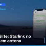 Celular em pé sobre uma pedra numa estrada de terra no campo ao anoitecer, com uma conversa na tela e rastro de satélite no céu (imagem ilustrativa gerada por IA)