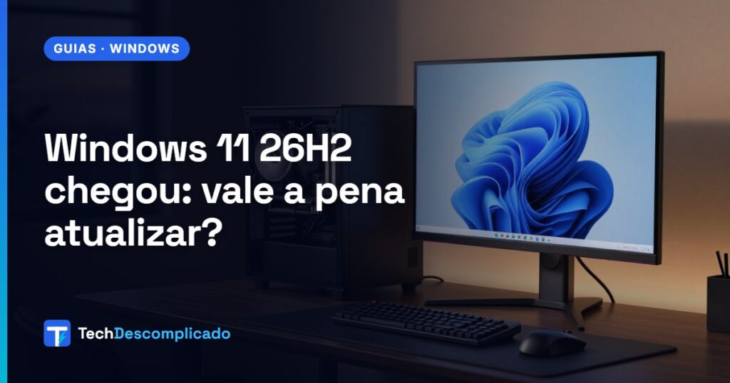 Mesa de trabalho com monitor mostrando a área de trabalho do Windows 11 e um computador ao lado