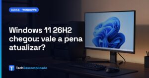 Mesa de trabalho com monitor mostrando a área de trabalho do Windows 11 e um computador ao lado
